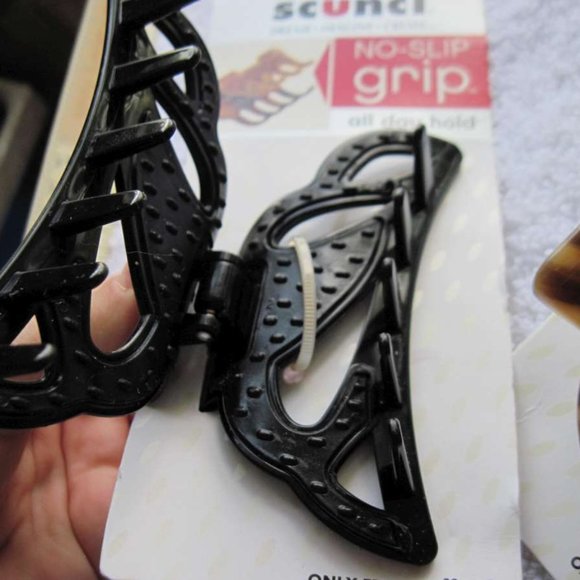 1 Scunci No Slip Grip Hold Sculpted Curved Plastic Open Holes Jaw Claw Hair Clip - Picture 2 of 12